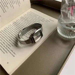 Retro Solid Color Horseshoe Buckle Quartz Women's Watches
